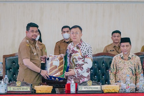 Bobby Nasution Pada Rapat Paripurna DPRD Medan Dalam Rangka Penetapan Propemperda Tahun 2023 di Gedung DPRD Medan, Selasa (20/12)