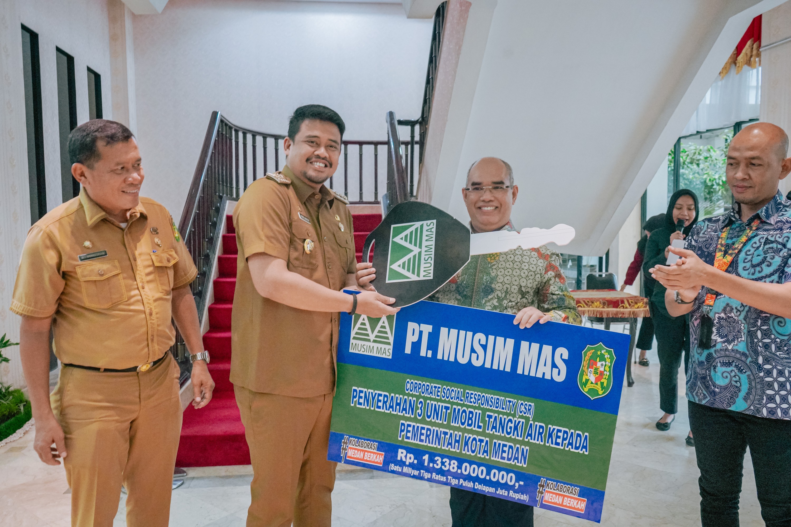 Wali Kota Medan, Bobby Nasution Pada Acara Penyerahan 3 Unit Mobil Tangki Air Dari PT Musim Mas di Lobi Balai Kota Medan, Selasa (27/12)