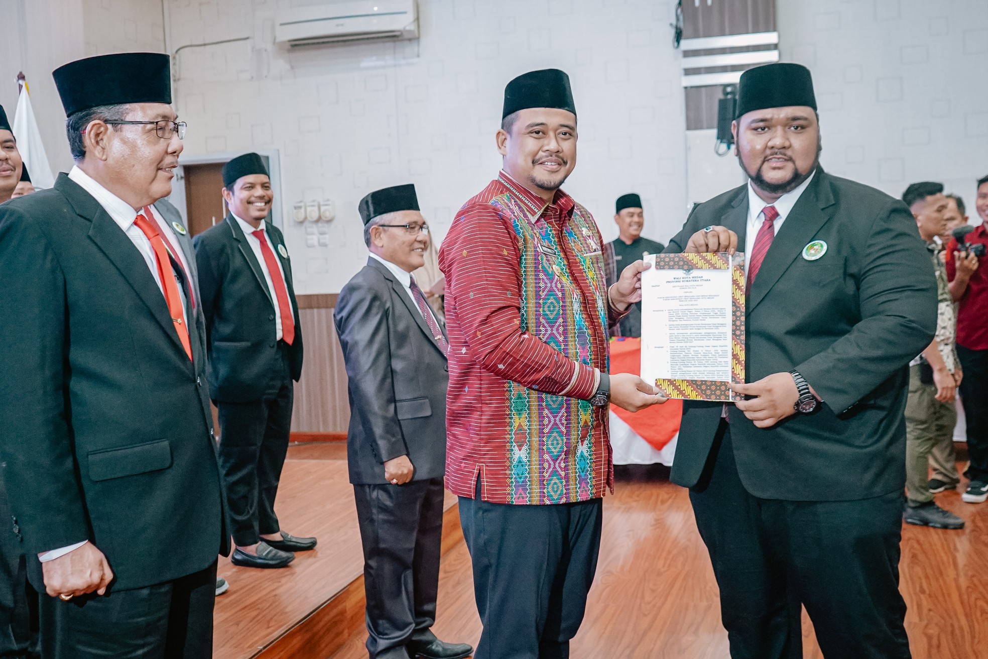 Wali Kota Medan, Bobby Nasution Saat Mengukuhkan Pengurus FKUB Kota Medan Periode 2022-2027 di Ruang Rapat III Balai Kota Medan, Jumat (20/1)