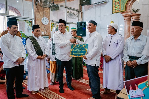 Aulia Rachman Kunjungi Masjid Nurul Iman di Jalan Rumah Potong Hewan Kec. Medan Deli, Senin (27/3).