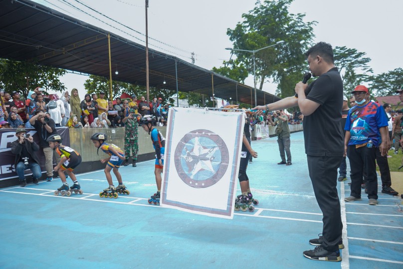 Wali Kota Medan Bobby Nasution Membuka Kejuaraan Terbuka Tingkat Nasional Sepatu Roda Bintang Medan Open 2022 Memperebutkan Piala Wali Kota Medan, di Arena Sepatu Roda Taman Cadika Jalan Karya Wisata Medan, Sabtu (30/7)