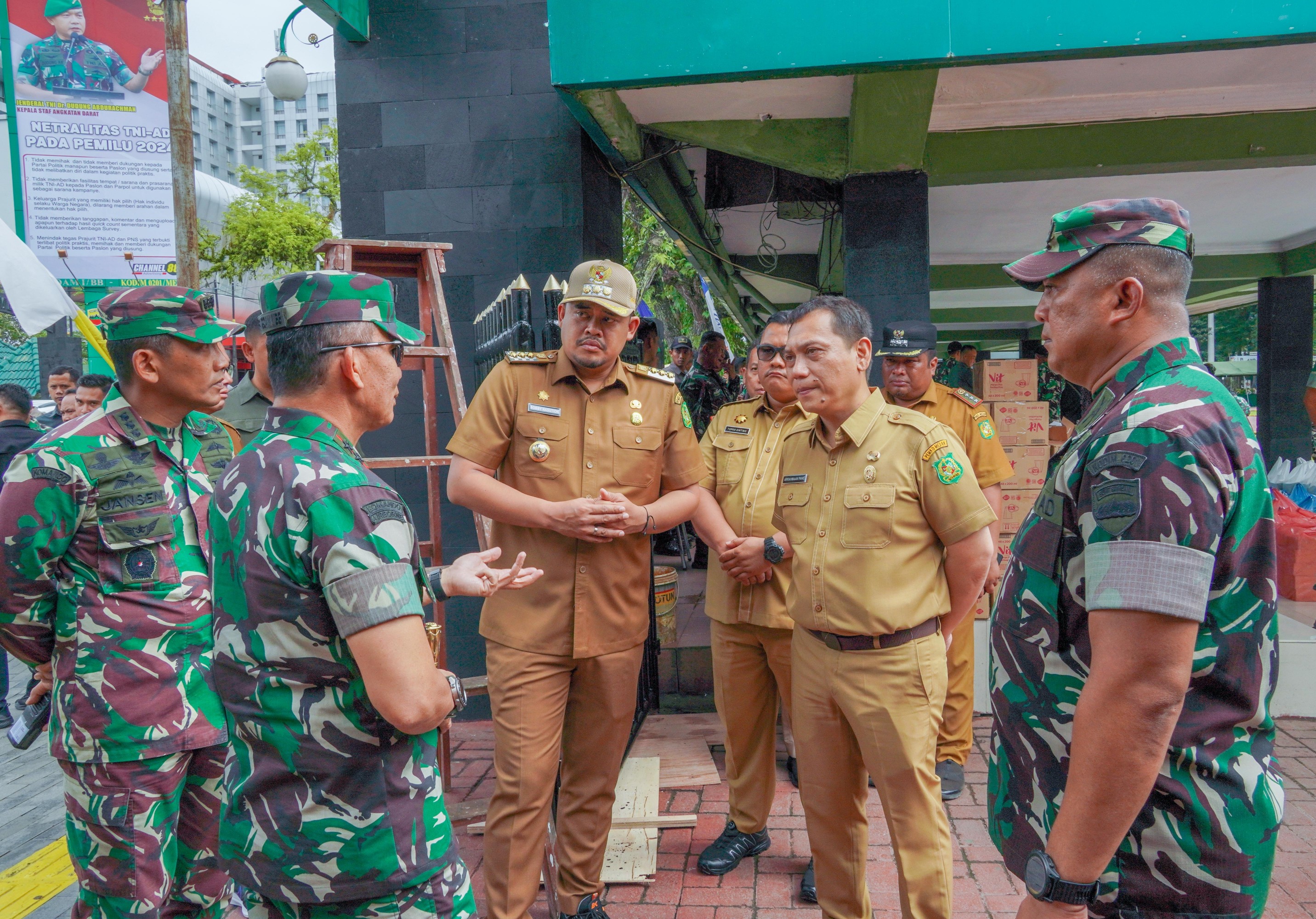 Wali Kota Medan, Bobby Nasution Bersama Pangdam I/BB Mayjen TNI, Mochammad Hasan Menghadiri Gladi Resik Jelang Pelaksanaan Gotong Royong Bersih Sungai Deli di Lapangan Benteng, Jalan Pengadilan Medan, Selasa (26/9/2023) Pagi