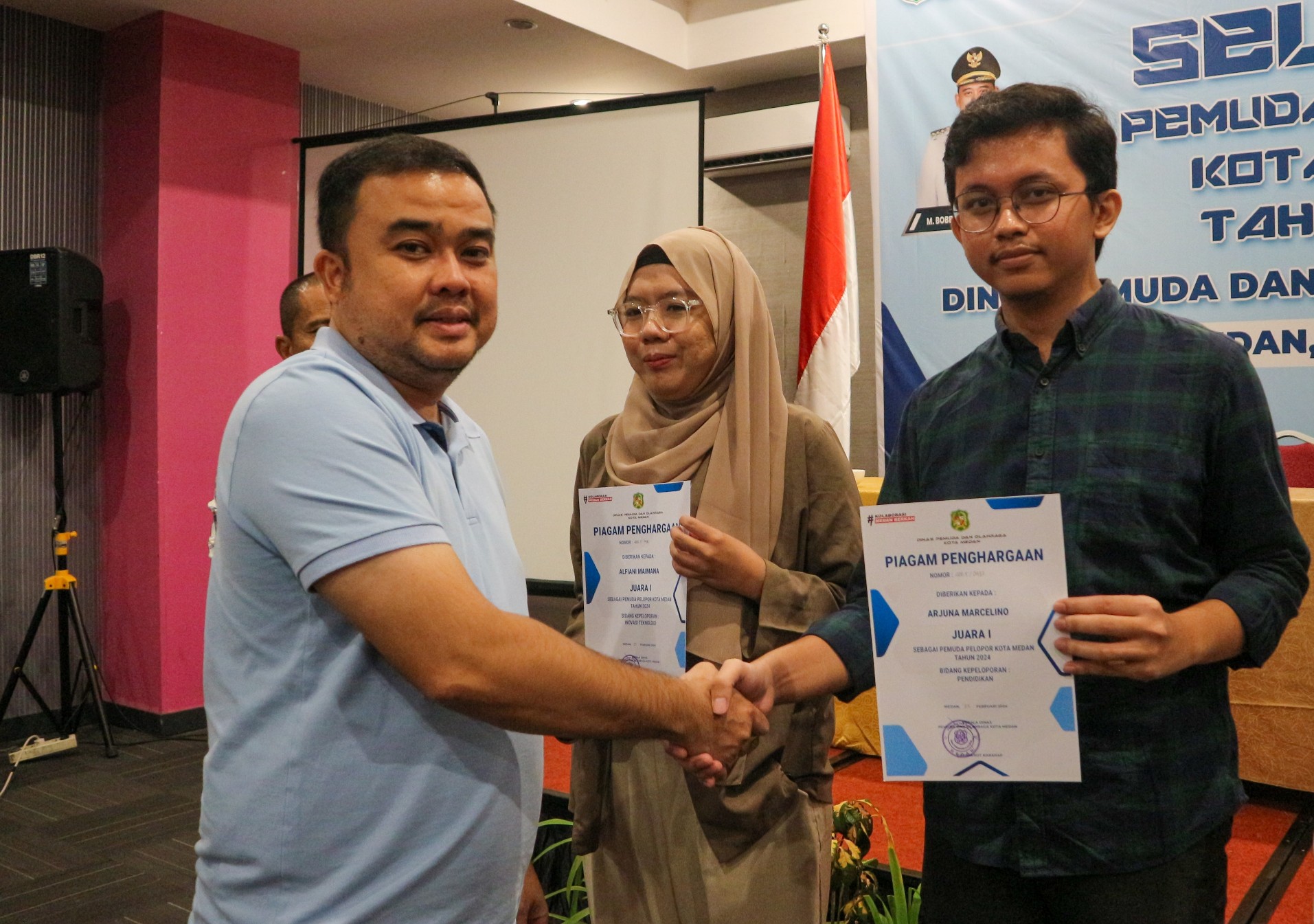 Kadispora, Damikrot Melalui Kabid Layanan Kepemudaan Dispora Medan, Muhammad Rizki Husni Memberikan Piagam Penghargaan dan Uang Pembinaan Kepada Empat Pemuda Pelopor Kota Medan Pada Penutupan Seleksi dan Pembinaan Pemuda Pelopor Tingkat Kota Medan Tahun 2024 di Fave Hotel, Selasa (27/2/2024)