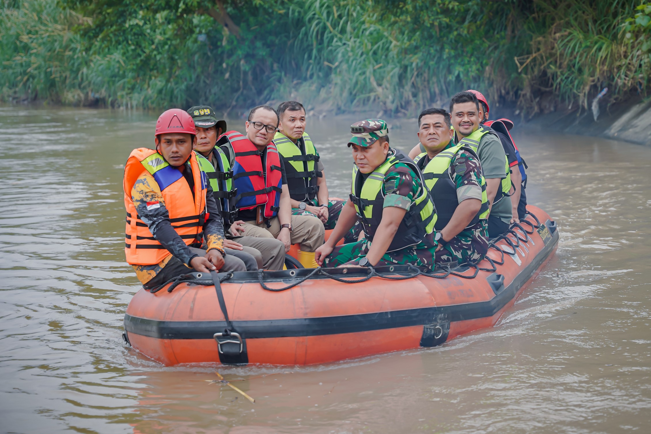 Wali Kota Medan, Bobby Nasution Bersama Pangdam I/BB Mayjen TNI Mochammad Hasan Hasibuan Melakukan Susur Sungai Deli Dengan Menggunakan Perahu Karet, Jum'at (20/10/2023)