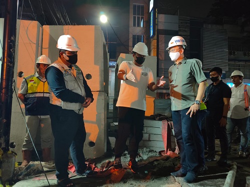 Saluran Drainase di Jalan Asia Kecamatan Medan Area Mulai Dibangun, Jumat (15/7) Malam, Wali Kota Medan Bobby Nasution dan Kepala Dinas Pekerjaan Umum Kota Medan Topan Ginting Meninjau Langsung Progres Pembangunan U-ditch Yang Mulai Dikerjakan Tersebut.