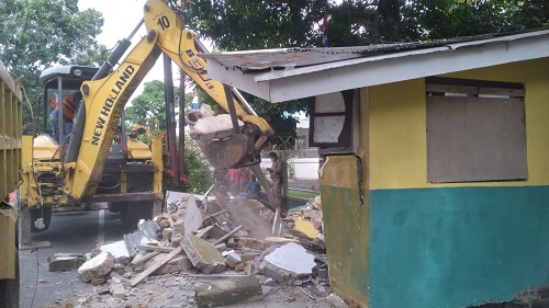 Tim Gabungan Satpol PP Kota Medan Melakukan Pembongkaran Bangunan Yang Menyalahi Aturan Yang Berada Diatas Drainase atau Bahu Jalan, Rabu (24/8).