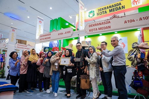 Dekranasda Kota Medan Yang Diketuai Ny Kahiyang Ayu Bobby Nasution Mendapatkan Penghargaan Terbaik Kriya Atas Produk Unggulan Berpotensi, Dalam Pameran Kriyanusa 2022 yang Berlangsung di Hall Jakarta Convention Center, Minggu (25/9).