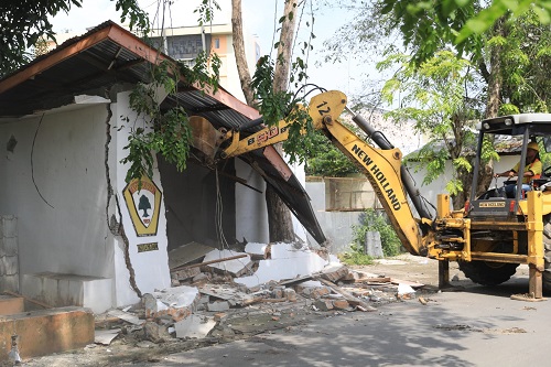 Pemko Medan Melalui Tim Gabungan Satpol PP Kota Medan Kembali Melakukan Pembongkaran Bangunan Liar Yang Berdiri Diatas Saluran Drainase di Kecamatan Medan Petisah, Senin (10/10).