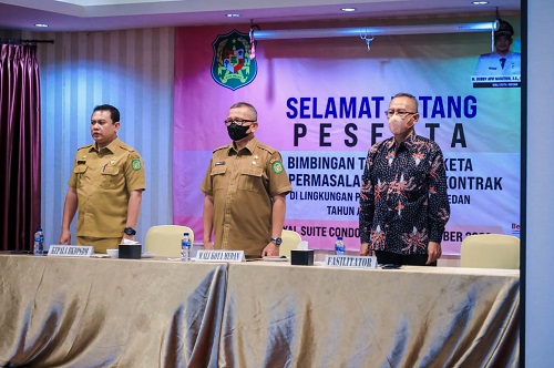 Aparatur Sipil Negara (ASN) di Lingkungan Pemko Medan Melalui BKDPSDM Kota Medan Menggelar Bimtek Sengketa dan Permasalahan Hukum Kontrak Barang/Jasa di Royal Suite Condotel, Selasa (18/10).