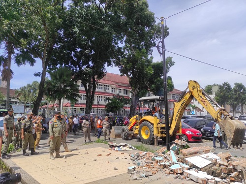 Pemko Medan Bongkar Dua Unit Bangunan Liar Di Kecamatan Medan Tuntungan