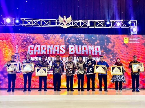 Bobby Nasution Terima Penghargaan Anugerah Garda Nasional Bumi dan Bencana Award 2022 dari Kementerian Dalam Negeri.