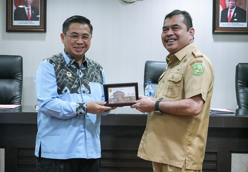 Bobby Nasution diwakili Kepala BPKAD Zulkarnain Terima Rombongan Pemko Banjarmasin ke Kota Medan di Ruang Rapat I Kantor Wali Kota, Selasa (16/5).