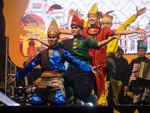 Tarian Multietnis Kota Medan yang dibawakan oleh Penari Dinas Pariwisata Kota Medan Berhasil Memukau Pengunjung Pada Acara Kenduri Seni Melayu di Kota Batam, Kepri, Rabu (14/6) malam.