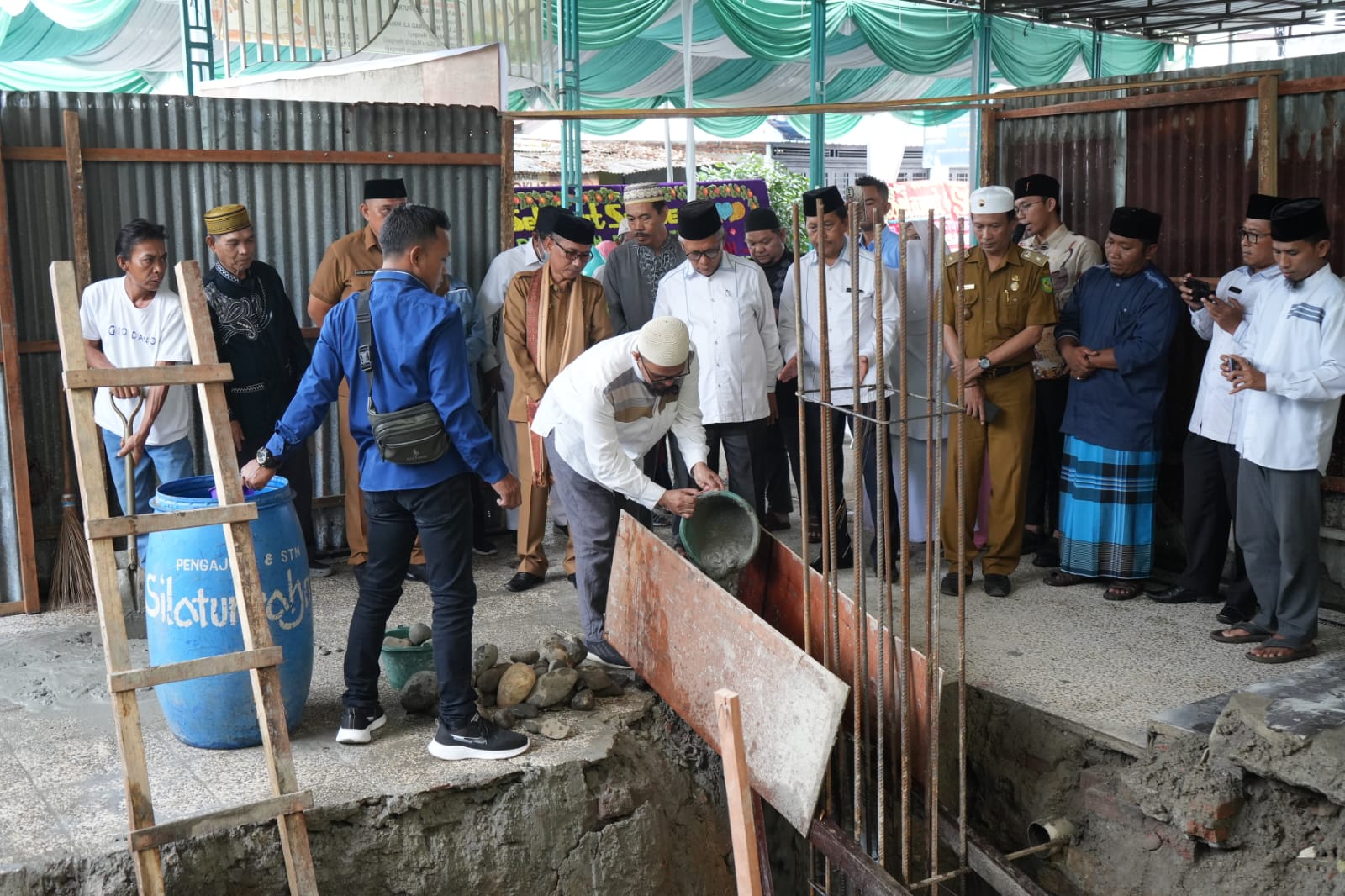 Pemko Medan Apresiasi Dilakukannya Peletakan Batu Pertama Renovasi Masjid Hj. Siti Fatimah Jalan Bhayangkari 1, Kec. Medan Tembung, Senin (31/7)