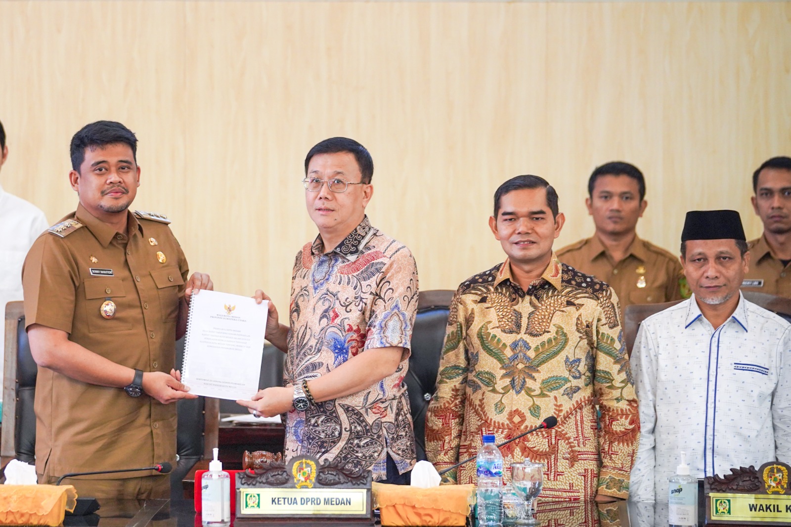 Rapat Paripurna Dengan Agenda Penjelasan Kepala Daerah Terhadap Ranperda Kota Medan tentang Pemberian Insentif dan Kemudahan Penanaman Modal di Gedung DPRD Medan, Selasa (8/8).