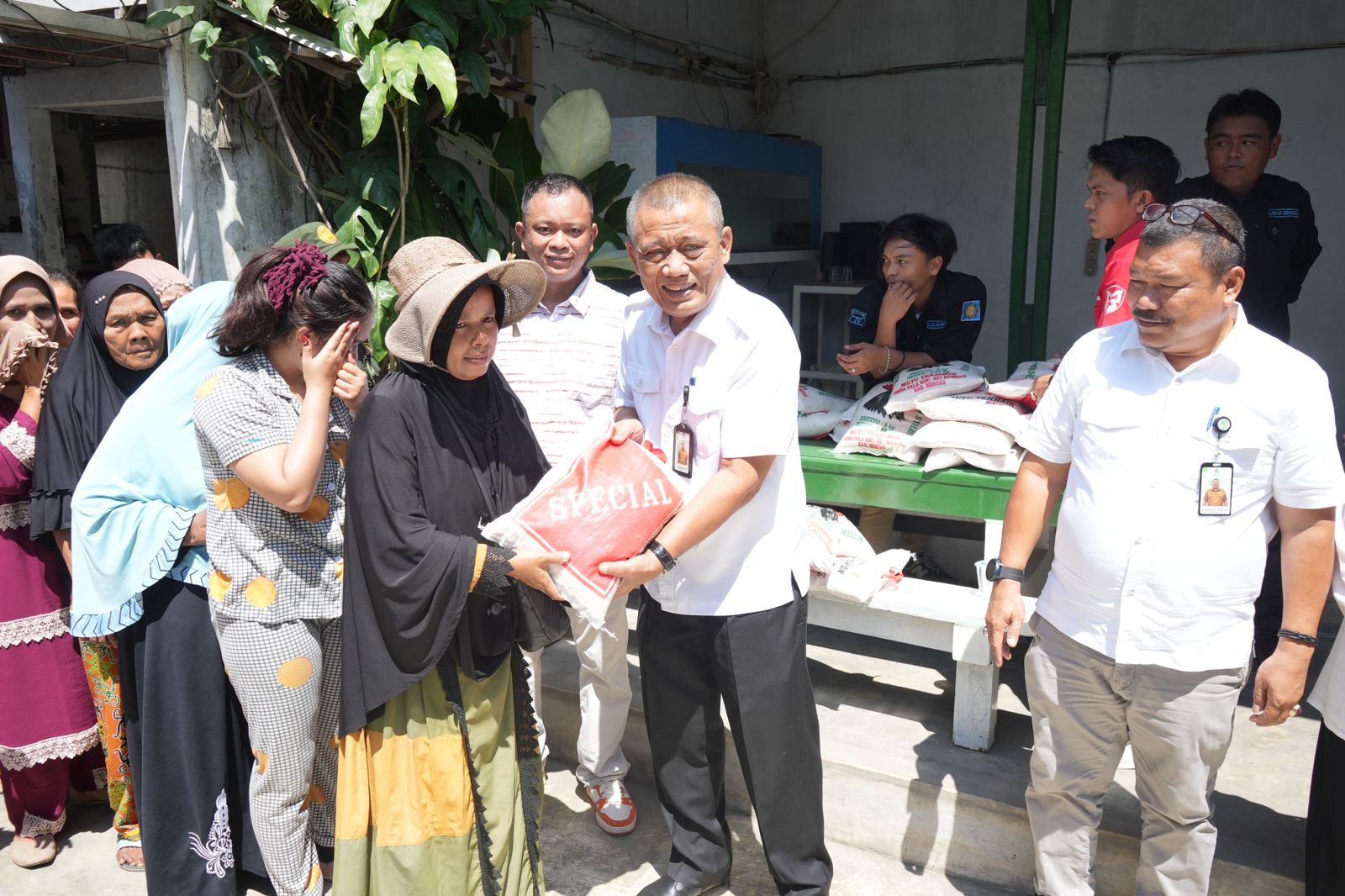 Bagikan 2000 Karung Beras kepada Masyarakat di Belawan, Pemko Medan Apresiasi Kepedulian Ecofriendlyboard dan Jestham