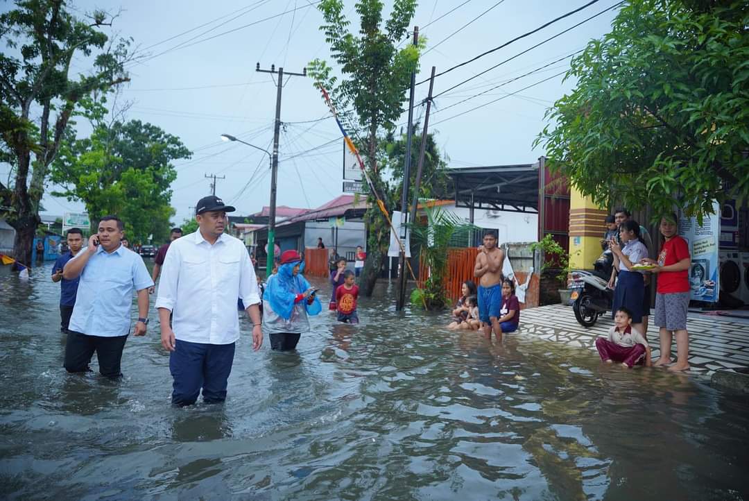 Didampingi Pj Sekda, Bobby Nasution Terobos Banjir Lihat Langsung Kondisi Warga