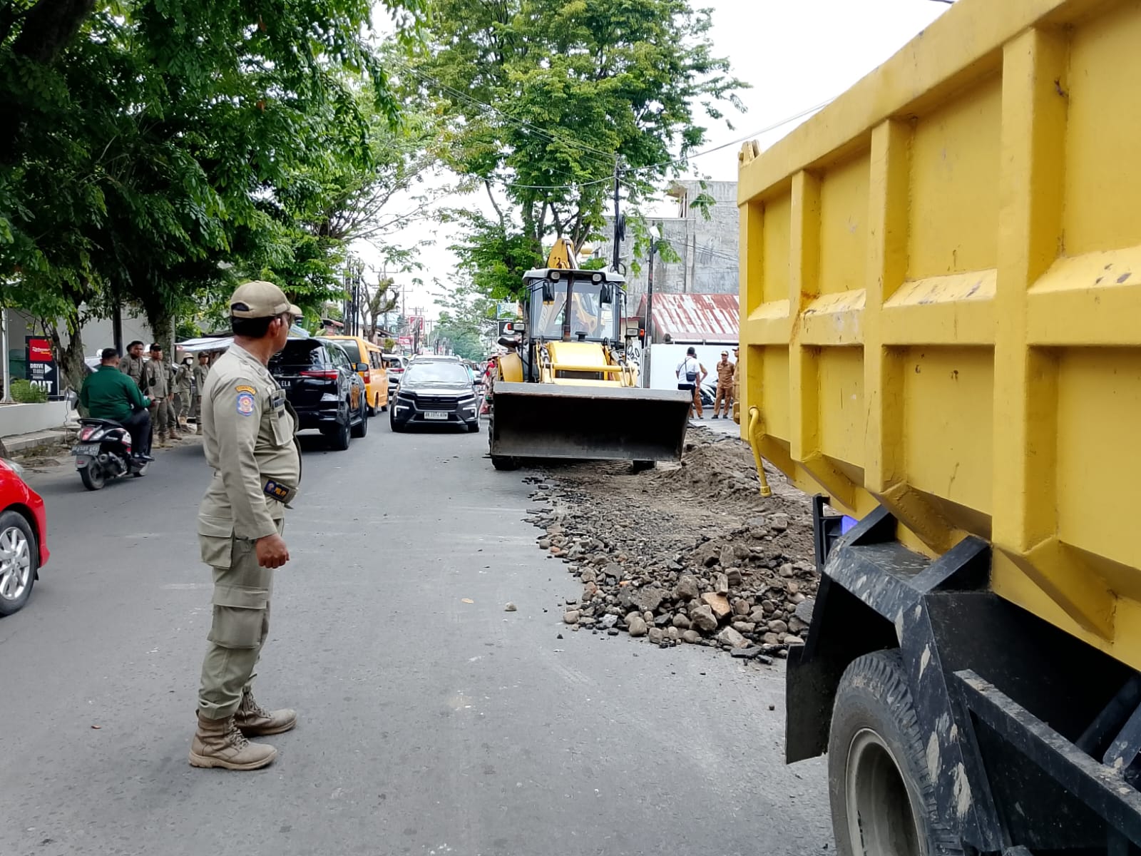 Menyalahi Aturan, Pemko Medan Bongkar Paksa Lahan Parkir Ilegal di Depan Dara Kupi