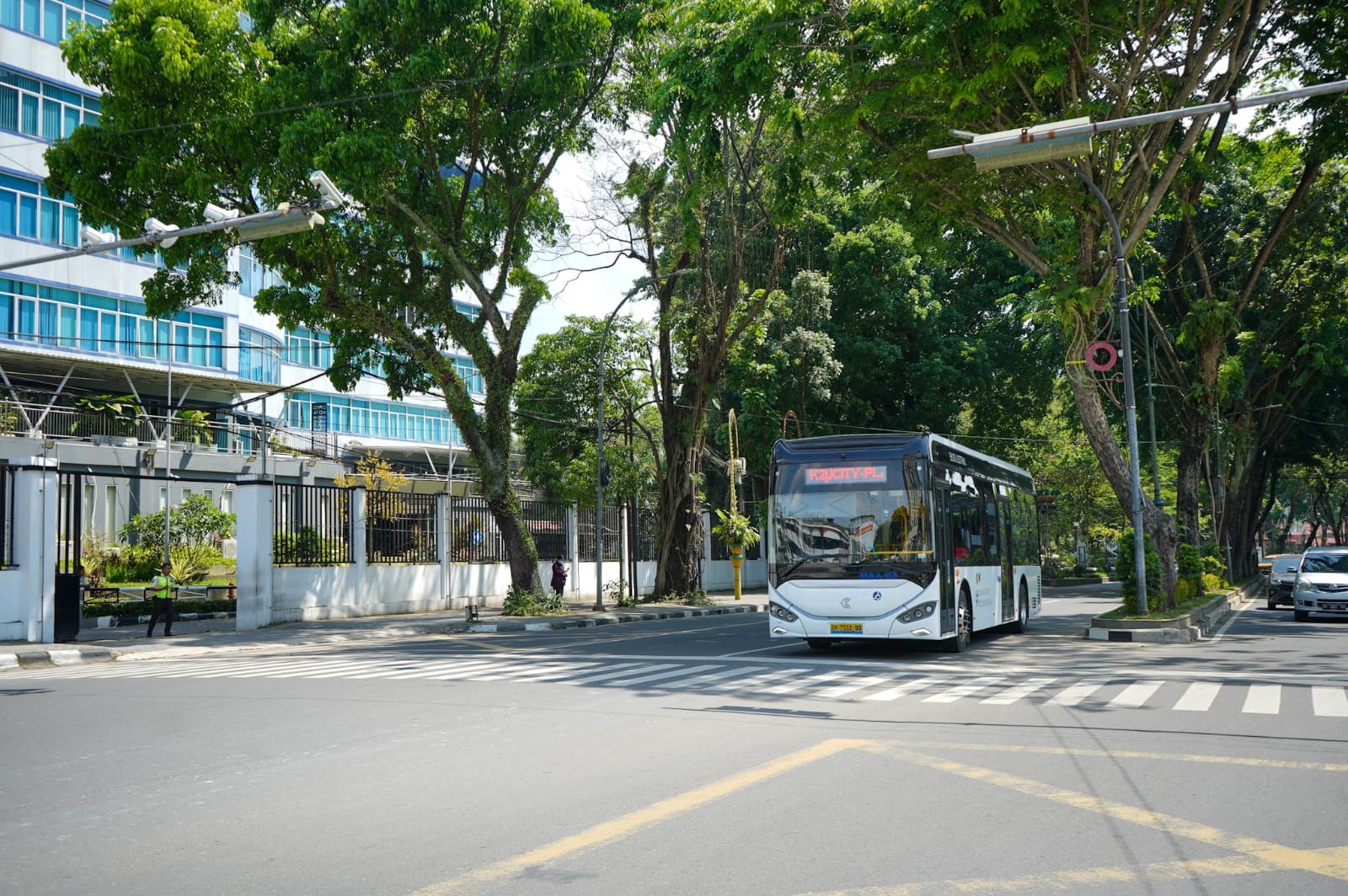 Ketika Pelajar dan Pegawai Naik Bus Listrik Medan