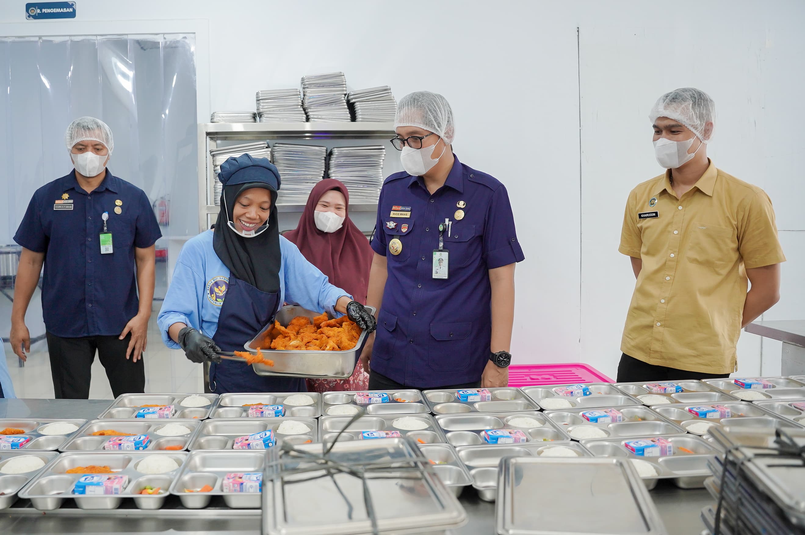 Dukung Penuh Program Makan Bergizi Gratis, Rico Waas Tinjau Langsung Pelaksanaan di SMPN 20