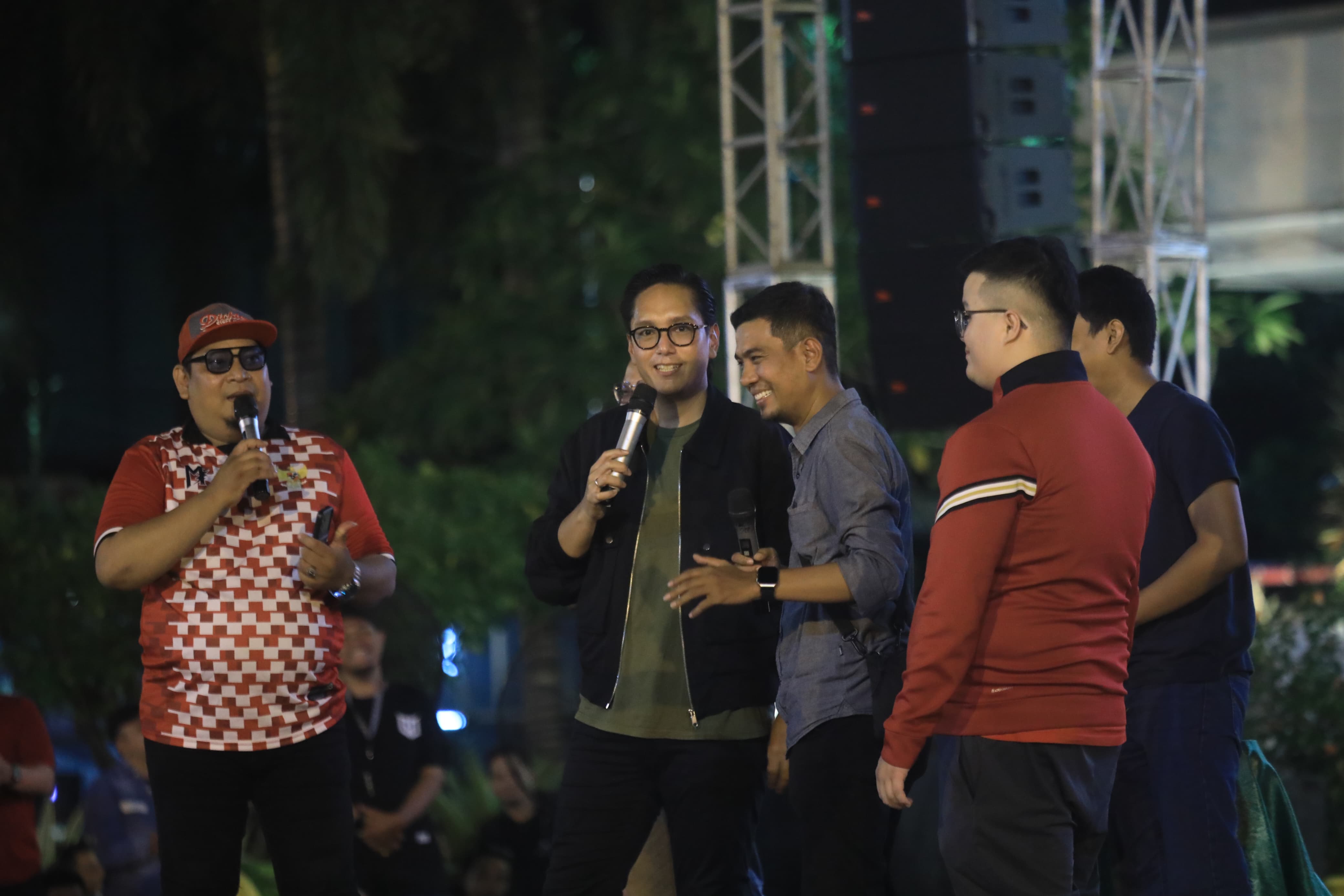 Respect Untuk Timnas Indonesia, Rico Waas Duduk Lesehan Bersama Ribuan Masyarakat Nobar Final Piala AFF U-23