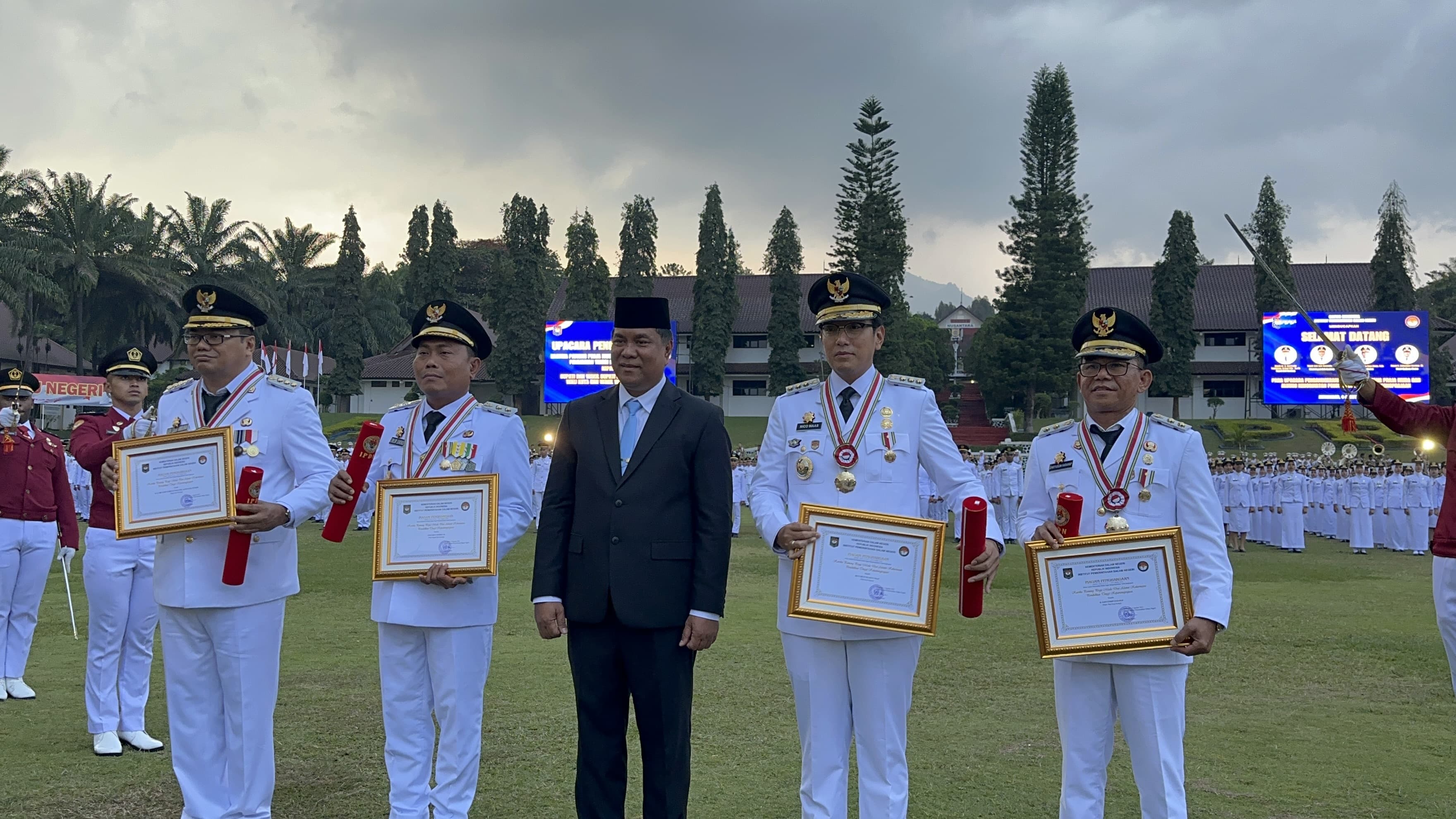 IPDN Anugerahi Tanda Penghargaan Kartika Pamong Praja Muda dan Alumni Kehormatan Pendidikan Tinggi Kepamongprajaan Kepada Wali Kota dan Wakil Wali Kota Medan
