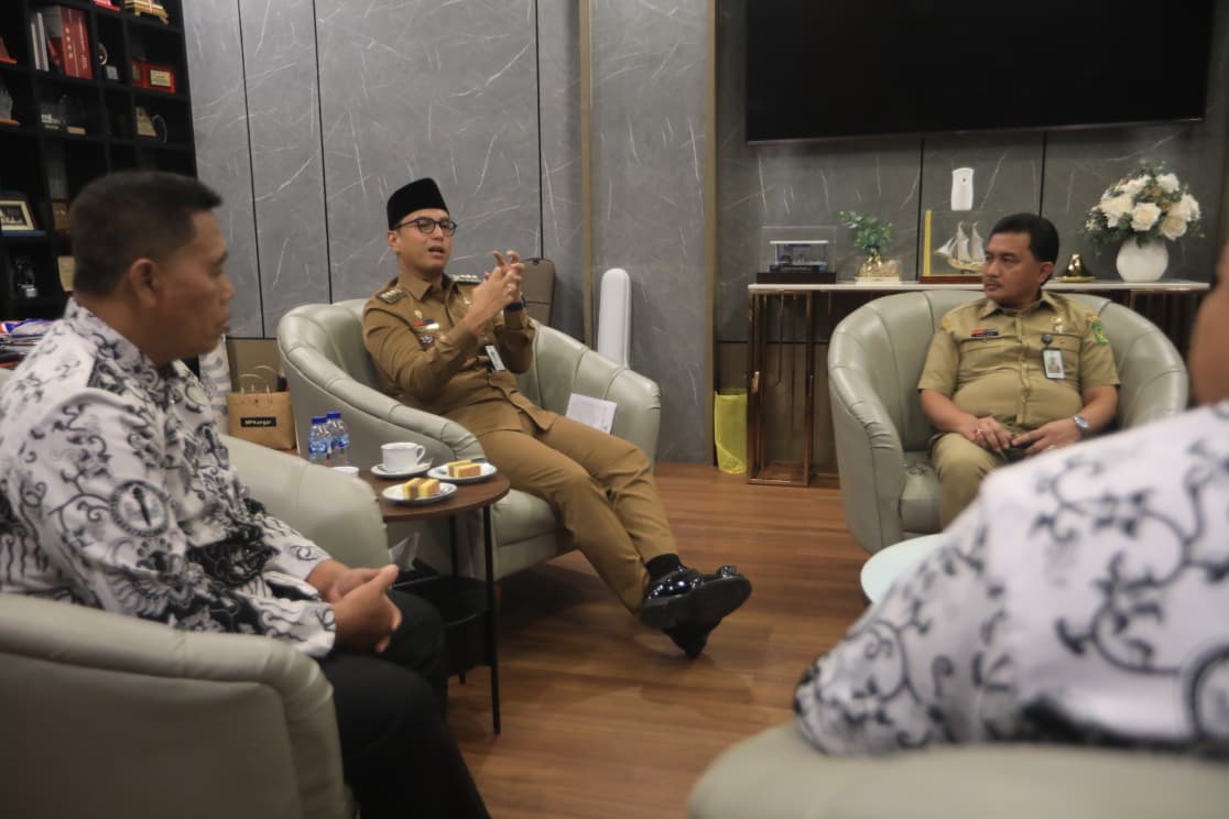 Silaturahmi Dengan PGRI, Rico Waas: Perkembangan Teknologi dan Keterbukaan Informasi Jadi Tantangan Guru Dalam Pendidikan