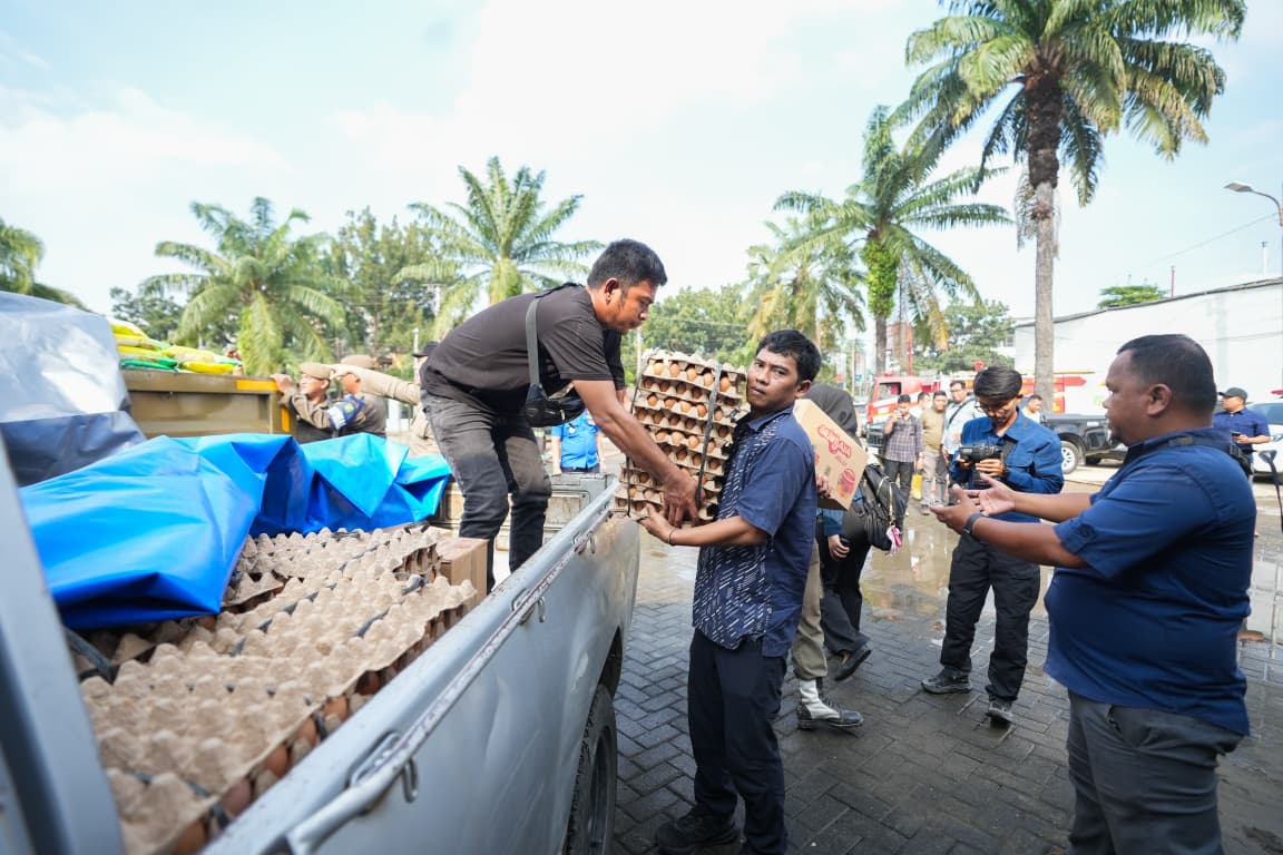 Rico Waas & Airin Rico Waas Tinjau Pembersihan Masjid Jami' Tanjung Mulia dan Serahkan Bantuan Sembako Untuk Warga Terdampak Banjir