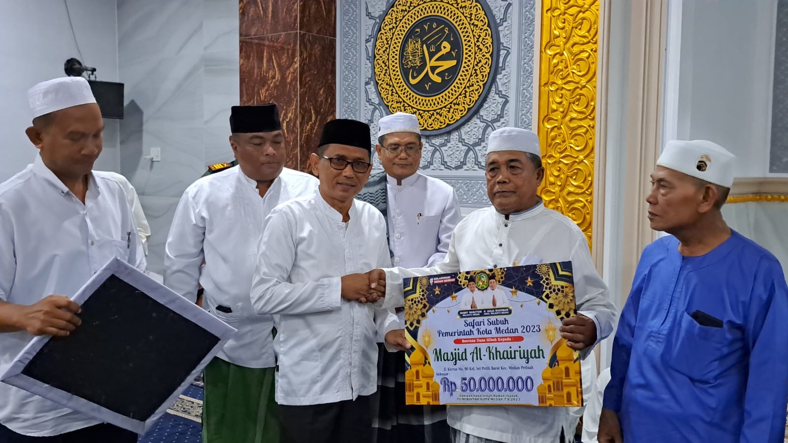 Bersafari Subuh di Mesjid Al Khairiyah, Bobby Nasution Serahkan Bantuan Rp 50 Juta