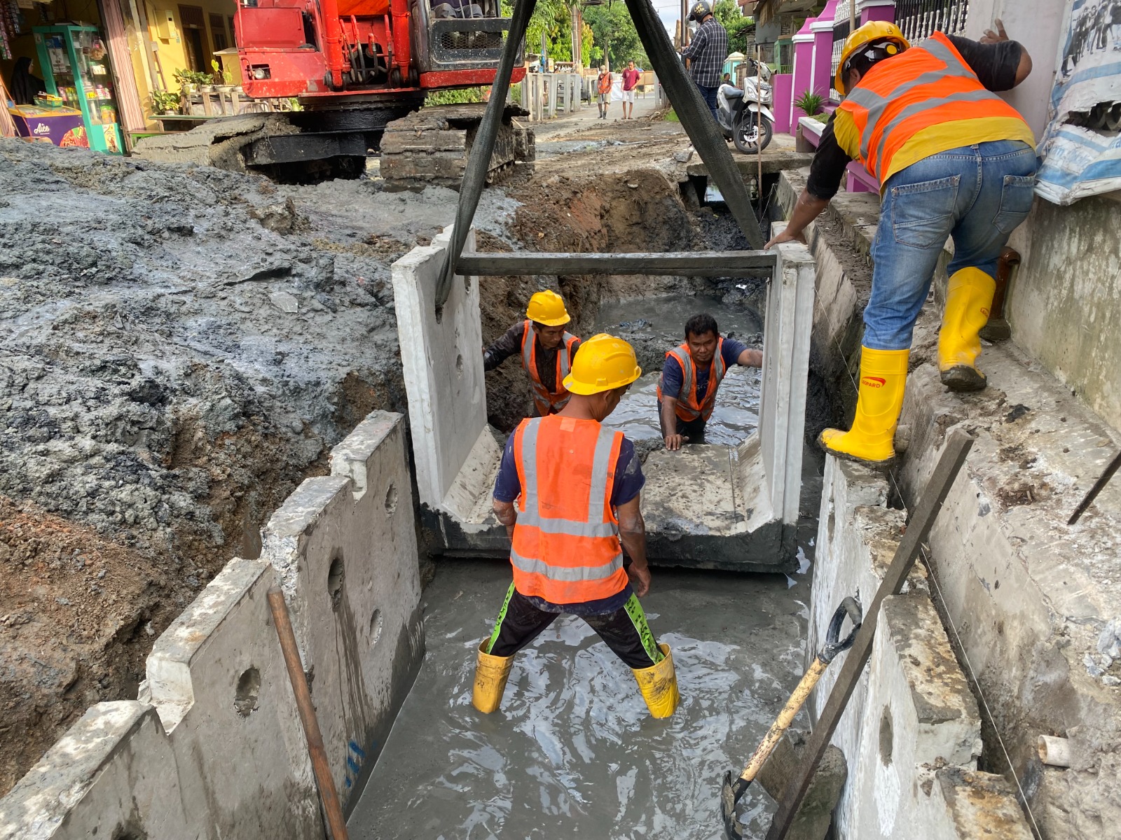 Dinas SDABMBK Perbaiki Saluran Drainase di Jalan Jermal XVII Medan Denai