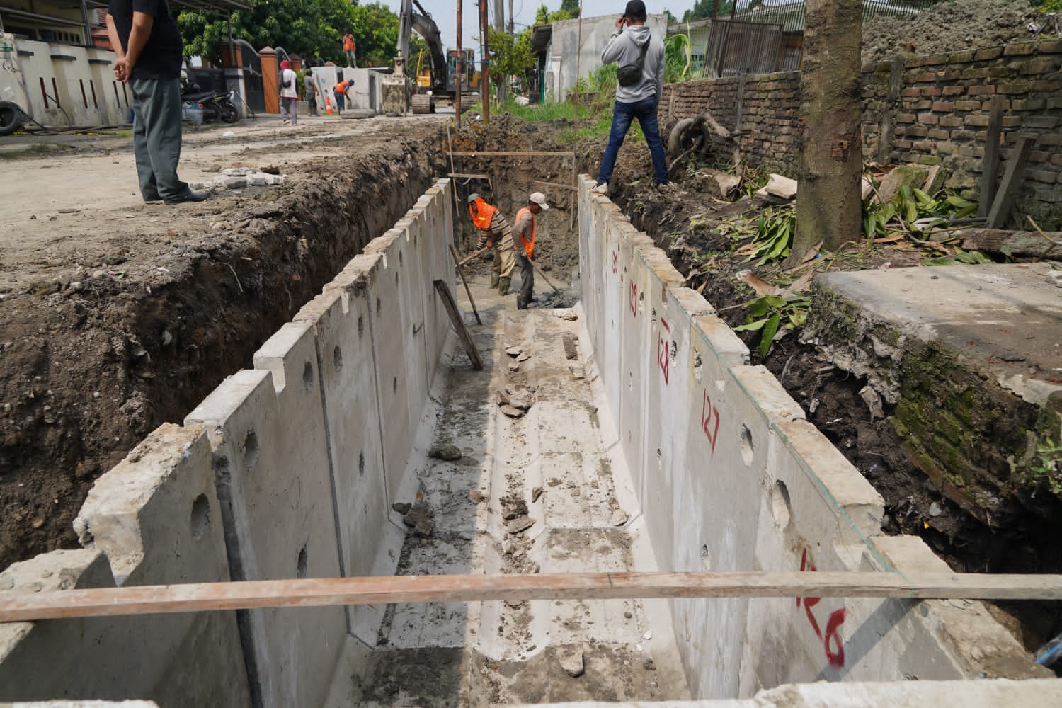 Dinas SDABMBK Tingkatkan Saluran Drainase Jalan Jermal VII