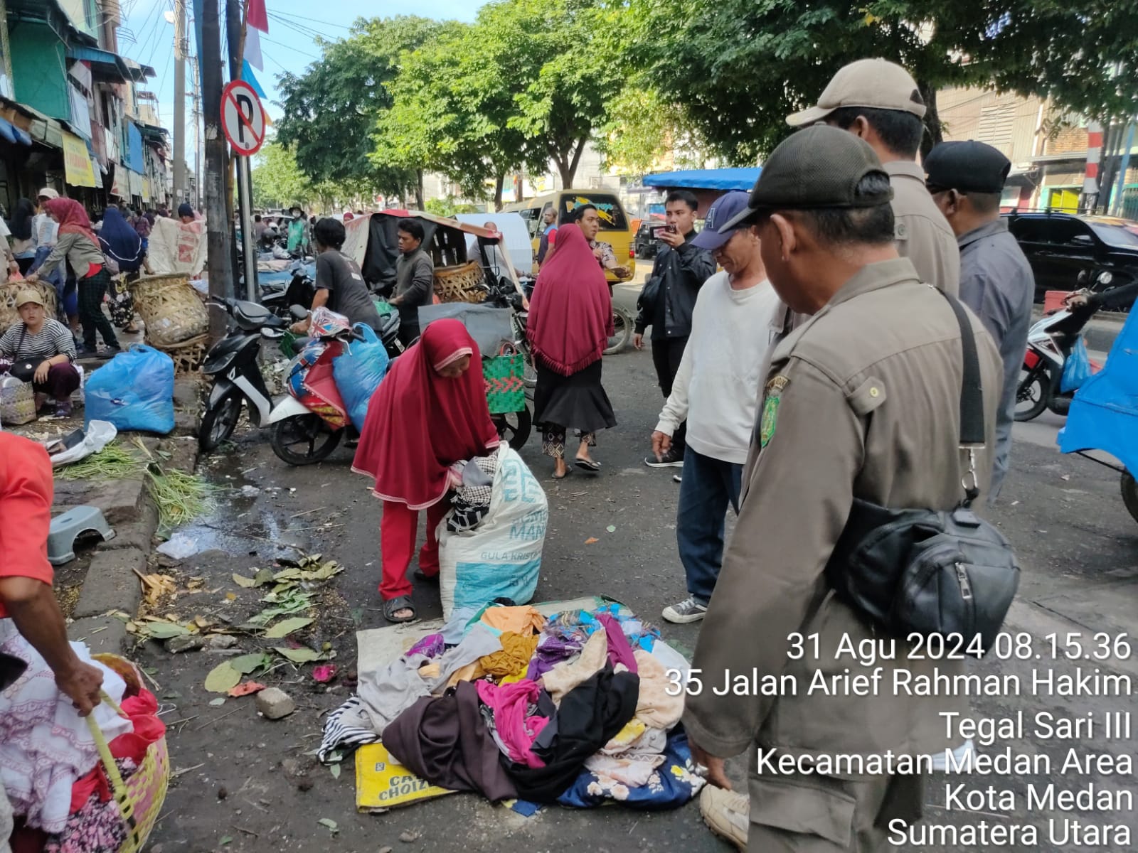 Tindak Tegas Secara Humanis, Satpol PP Kota Medan Tertibkan PKL di Jalan AR Hakim