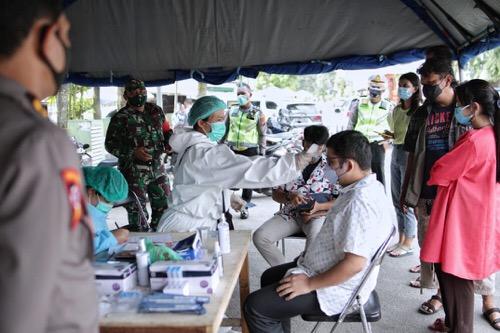 Pengendara Masuk Ke Medan Di Periksa dan Jalani Test Swab Antigen di Pos Cek Point Penyekatan