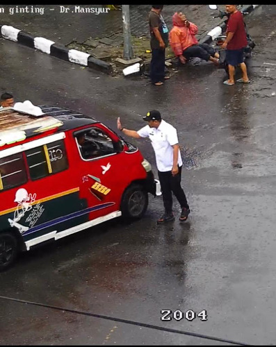 Lihat Pemotor Ditabrak, Bobby Nasution Hentikan Angkot Terobos Lampu Merah