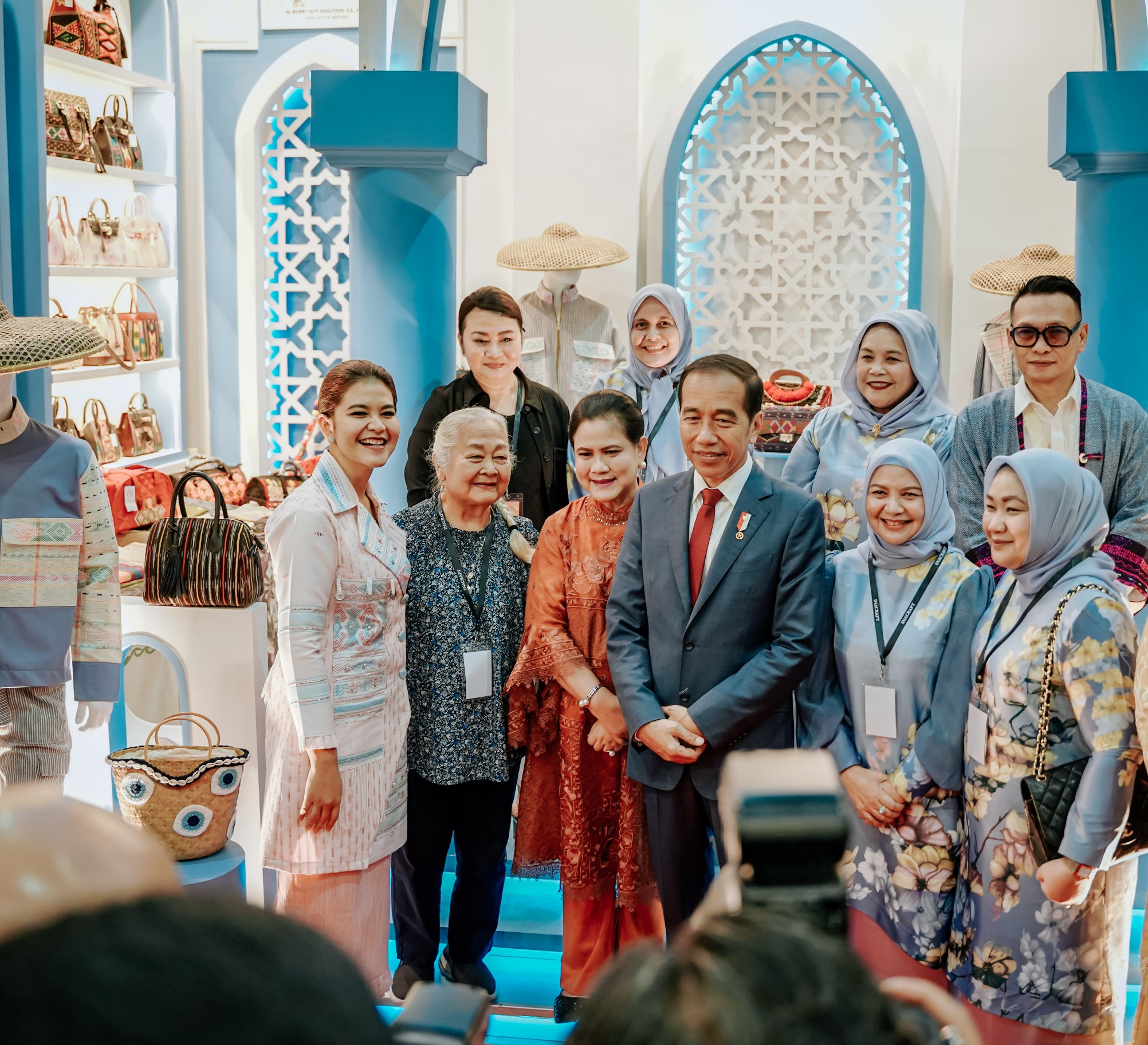 Presiden dan Ibu Negara Kunjungi Stand Dekranasda Kota Medan di INACRAFT 2024