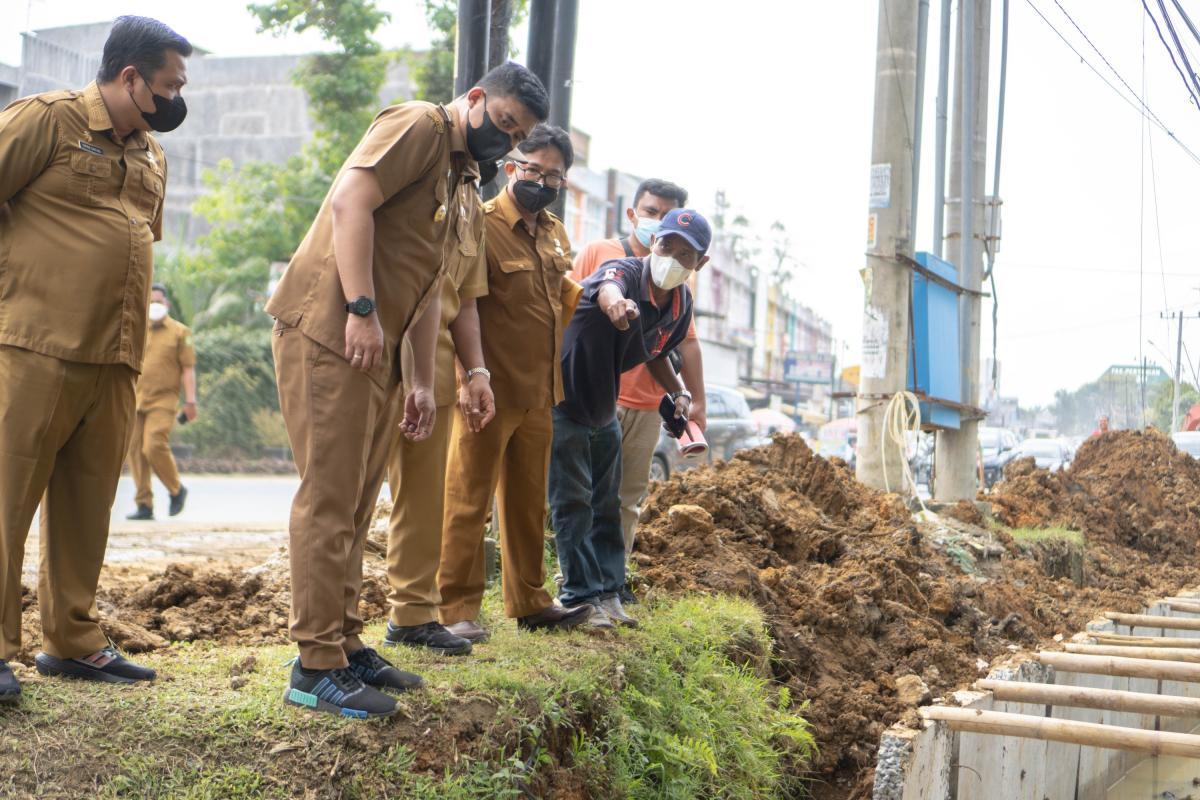 Bobby Nasution Tinjau pemasangan U-Ditch Di Jalan Karya Wisata