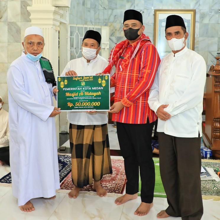 Safari Jumat di Masjid Al Hidayah Menteng, Bobby Nasution Apresiasi Kegiatan di Masjid