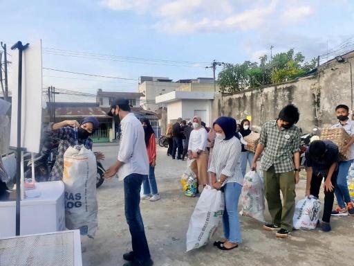 Inovasi Penanganan Sampah di Medan Barat,   Makan Minum di Kafe Bayar Pakai Sampah