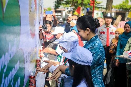 Peringatan Hari CTPS, Kahiyang Ayu bersama Siswa SD Lakukan Aksi Praktek Cuci Tangan Pakai Sabun