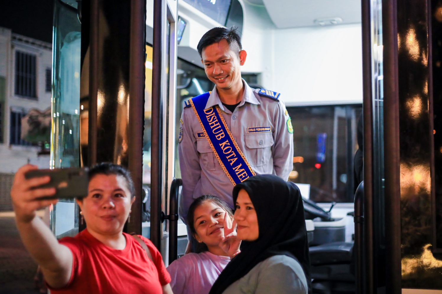 Warga Antusias Naik Bus Listrik, Transportasi Umum yang dijadikan Sarana Hiburan Akhir Pekan Untuk Nikmati Kota Medan