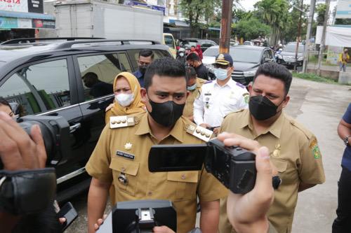 Wali Kota Medan Turun Langsung Meninjau Jalan Rusak Di Medan Selayang