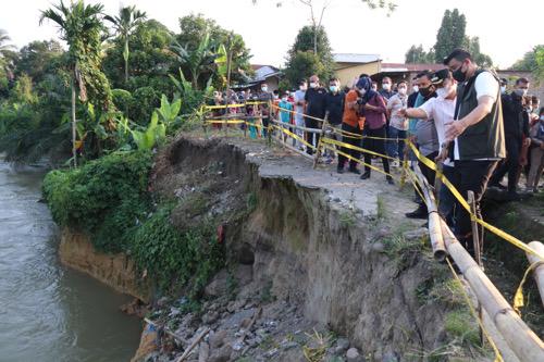 Bobby Nasution Gercep Tinjau Jalanan Pinggir Sungai Denai Yang Rusak Tergerus Air Sungai