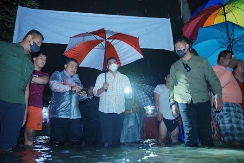 Pastikan Warga  Aman & Terlayani Dengan Baik, Bobby Nasution Terobos Banjir Menteng