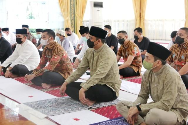 Wali Kota Medan Bersama Ketua TP PKK Kota Medan Melaksanakan Sholat Idul Fitri 1442 H di Pendopo Rumah Dinas Wali Kota Medan