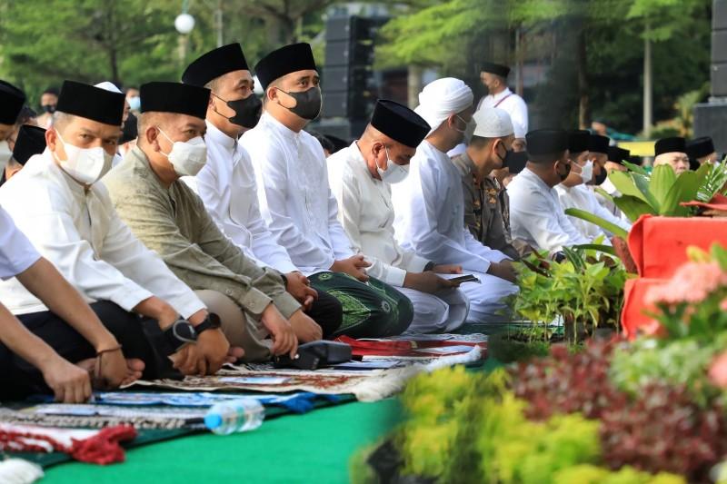 Bobby Nasution Shalat Idul Fitri Di Lapangan Merdeka