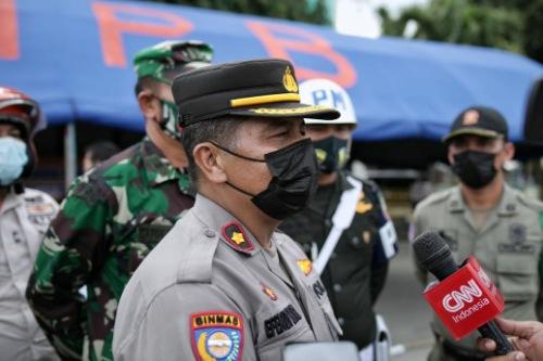 Pemeriksaan Kendaraan di Pos Penyekatan Terus Lanjut, Petugas Dapati Penumpang Bersembunyi di Atap Angkutan Umum