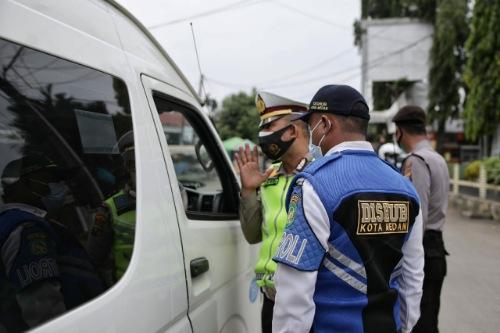 Petugas Penyekatan Putar Balikan Pengendara yang Tolak Swab Antigen