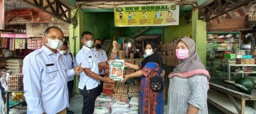 Pemko Medan Menyalurkan Bantuan Pedagang Terdampak Banjir Di Dua Pasar