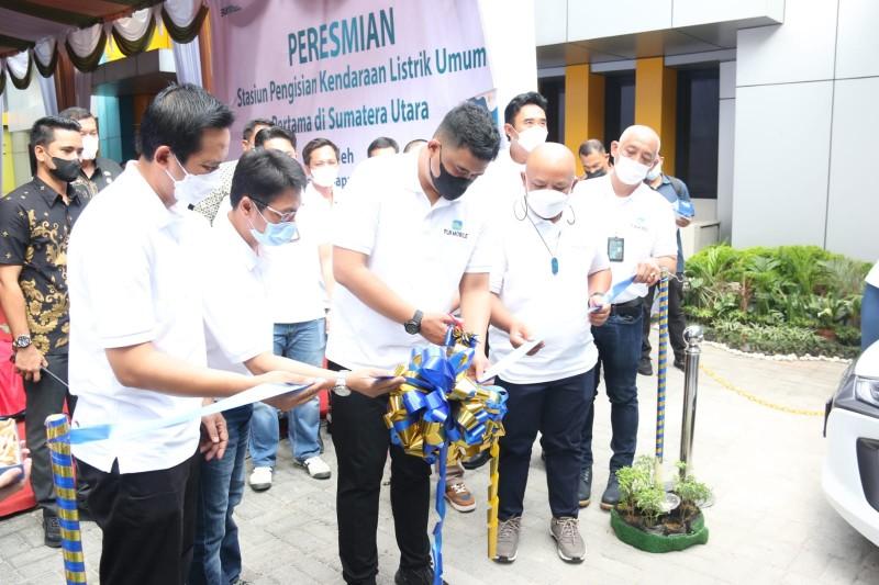 Wali Kota Medan Resmikan SPKLU Pertama di Provinsi Sumut