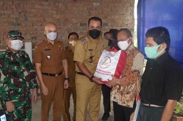 Wakil Wali Kota Medan Salurkan 300 Paket Sembako Kepada Pertuni Kota Medan